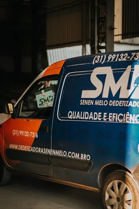 Veículo da Senen Melo estacionado em área coberta, com logotipo, telefone e endereço do site na lateral.