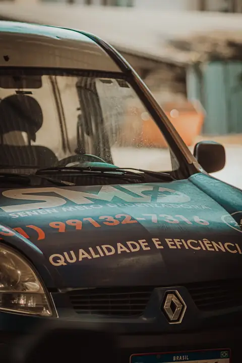 Frente do veículo da Senen Melo, com logotipo, telefone e a frase “Qualidade e eficiência” no capô.