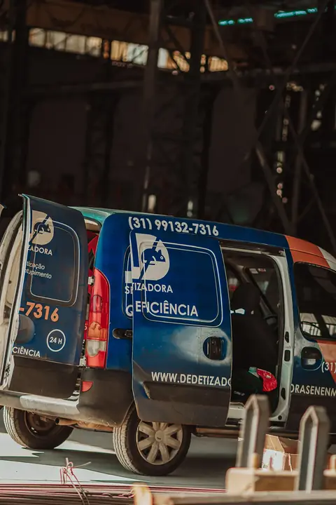Veículo da Senen Melo com as portas traseiras abertas, estacionado em um galpão.