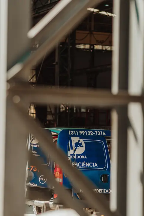 Veículo da Senen Melo visto entre estruturas metálicas de um galpão.