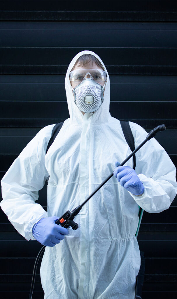 Tecnico da Senen Melo Dedetizadora fazendo uma desinsetização contra baratas em Belo Horizonte e Região metropolitana - SMD