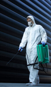 Tecnico da Senen Melo Dedetizadora fazendo uma desinsetização contra baratas em Belo Horizonte e Região metropolitana - SMD