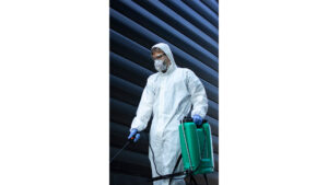 Tecnico da Senen Melo Dedetizadora fazendo uma desinsetização contra baratas em Belo Horizonte e Região metropolitana - SMD