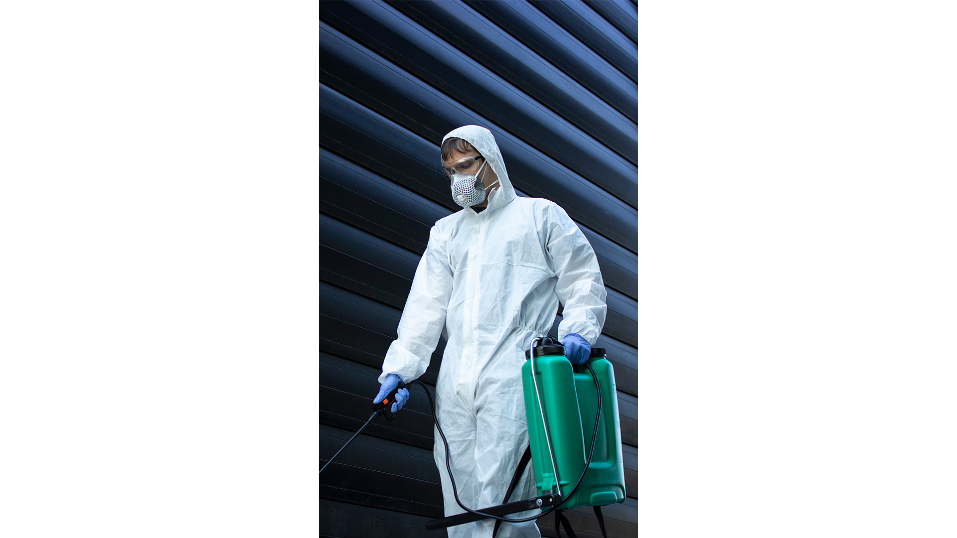 Tecnico da Senen Melo Dedetizadora fazendo uma desinsetização contra baratas em Belo Horizonte e Região metropolitana - SMD