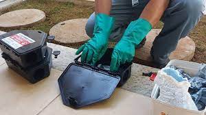 Desratização feita em BH posicionamento das iscas solidas em porta iscas de segurança pela Senen Melo Dedetizadora BH